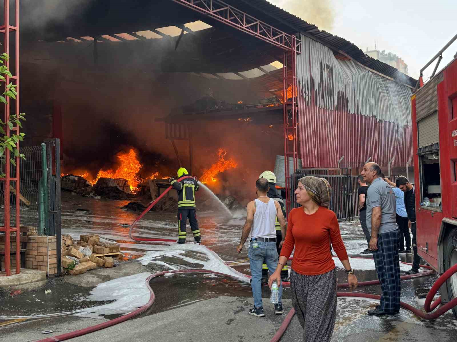 mersindeki-fabrika-yangini-suruyor-son-durum-havadan-goruntulendi