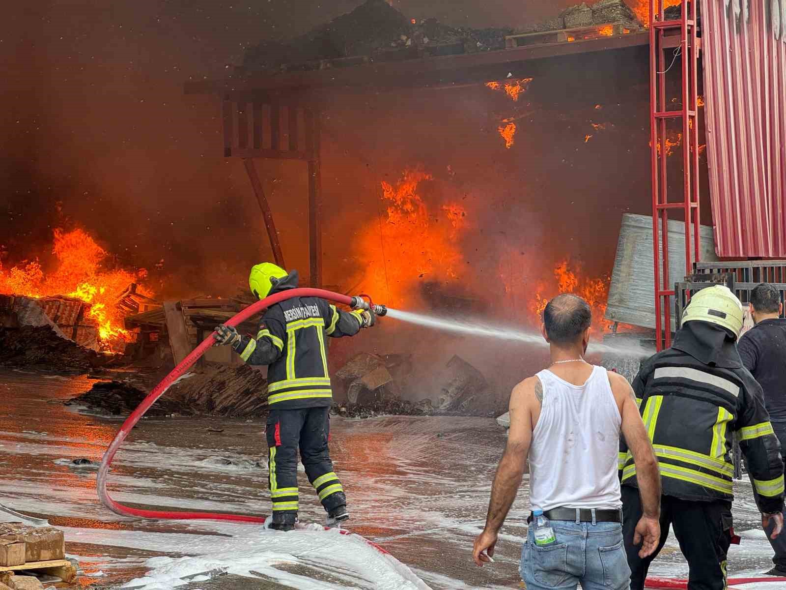 mersindeki-fabrika-yangini-suruyor-son-durum-havadan-goruntulendi