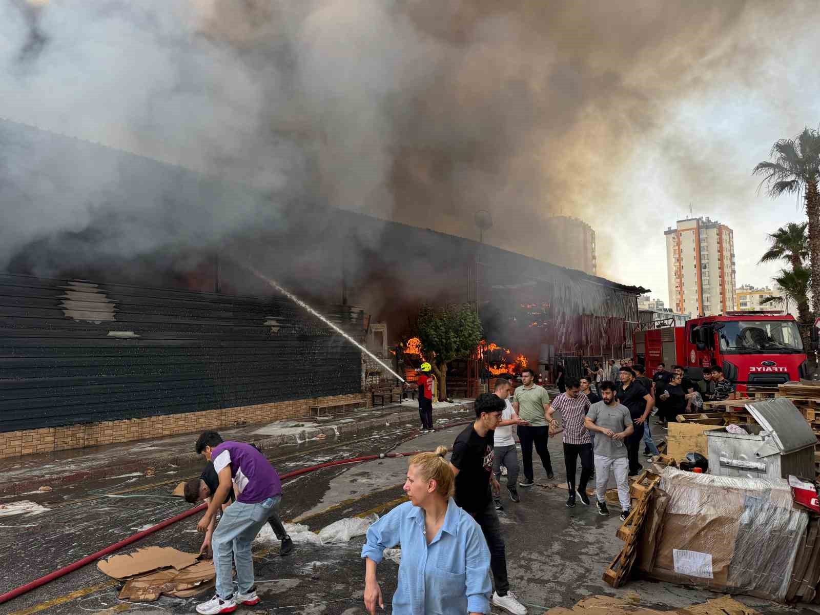 mersindeki-fabrika-yangini-suruyor-son-durum-havadan-goruntulendi