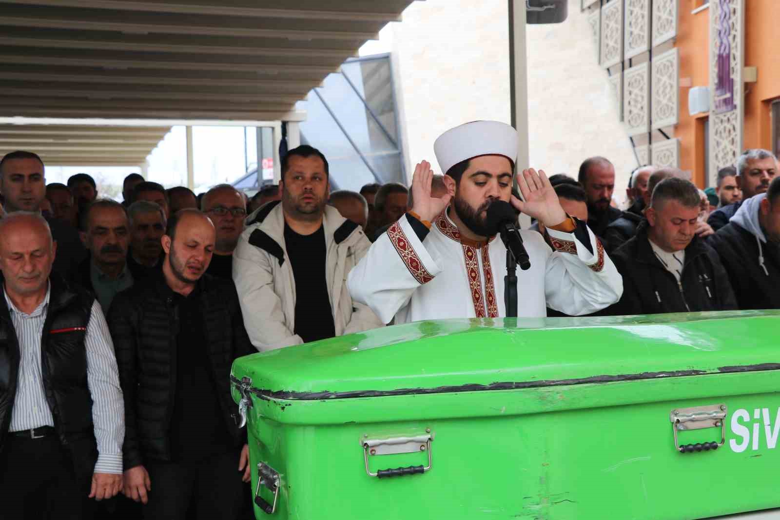 metrobus-kazasinda-hayatini-kaybeden-ebru-heper-defnedildi