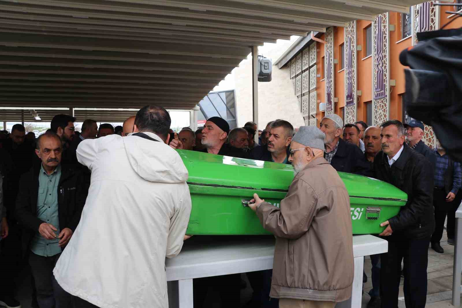 metrobus-kazasinda-hayatini-kaybeden-ebru-heper-defnedildi