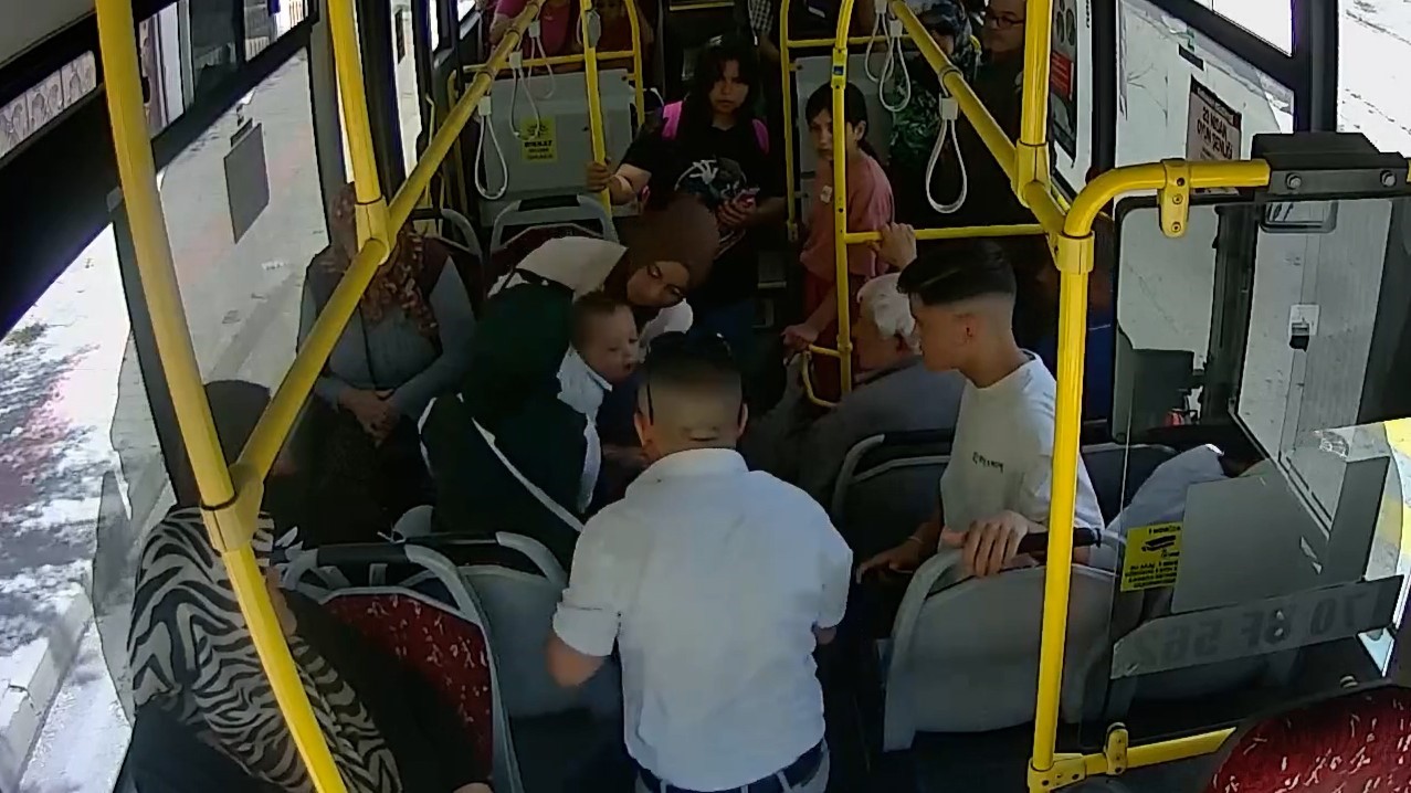 otobus-soforunun-heimlich-manevrasi-bebegi-hayatini-kurtardi