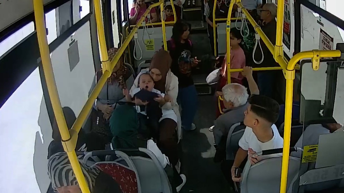 otobus-soforunun-heimlich-manevrasi-bebegi-hayatini-kurtardi