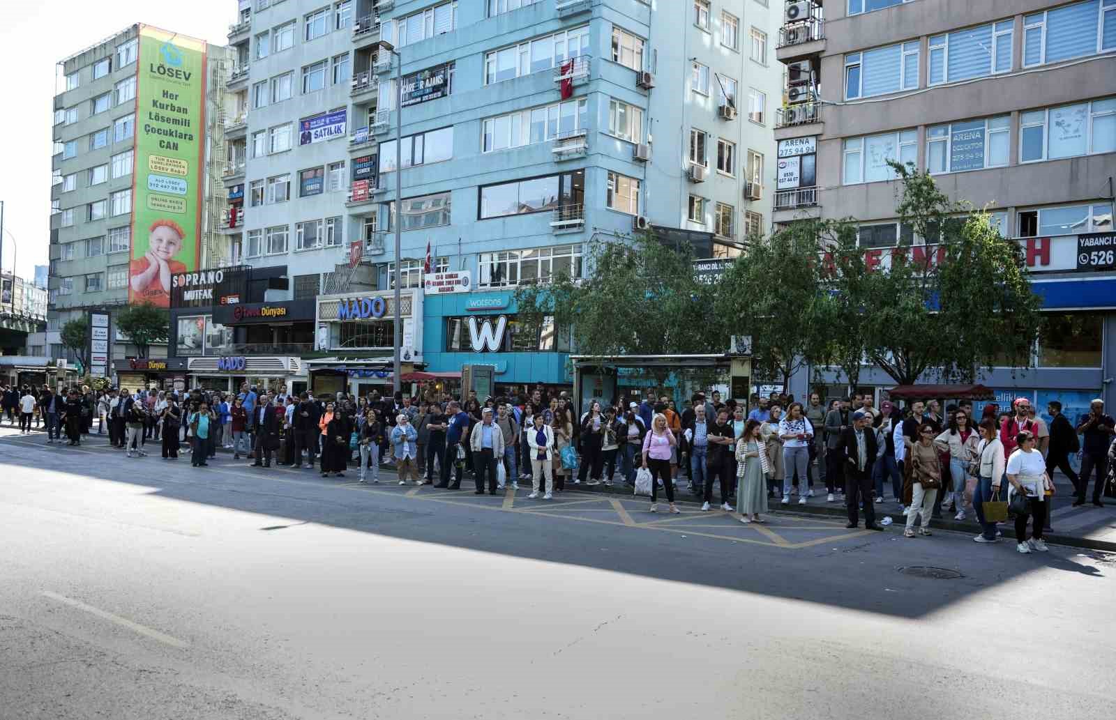 ozel-halk-otobuslerinin-kontak-kapatmasinin-ardindan-duraklarda-olusan-yogunluk-havadan-goruntulendi