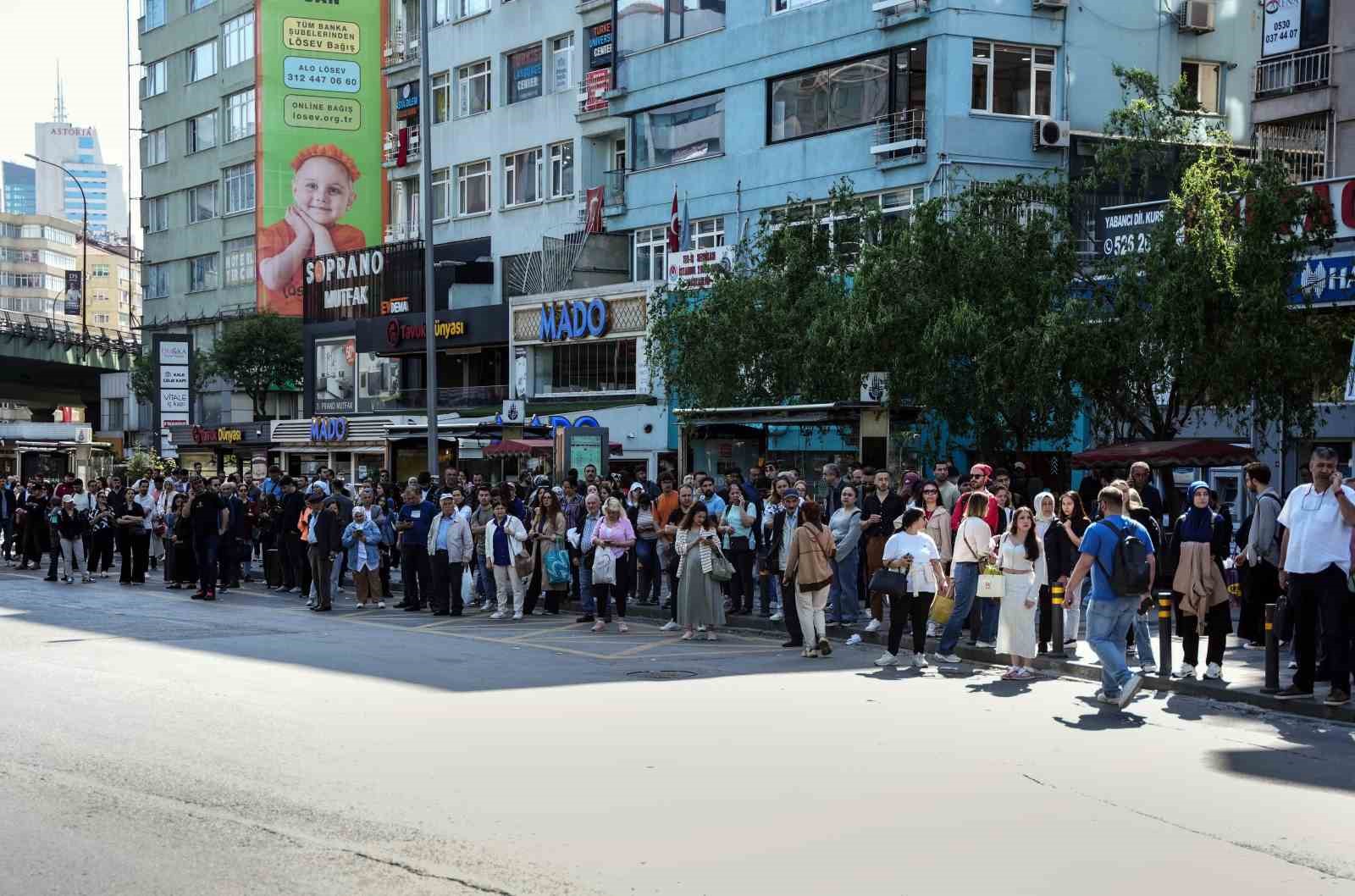 ozel-halk-otobuslerinin-kontak-kapatmasinin-ardindan-duraklarda-olusan-yogunluk-havadan-goruntulendi