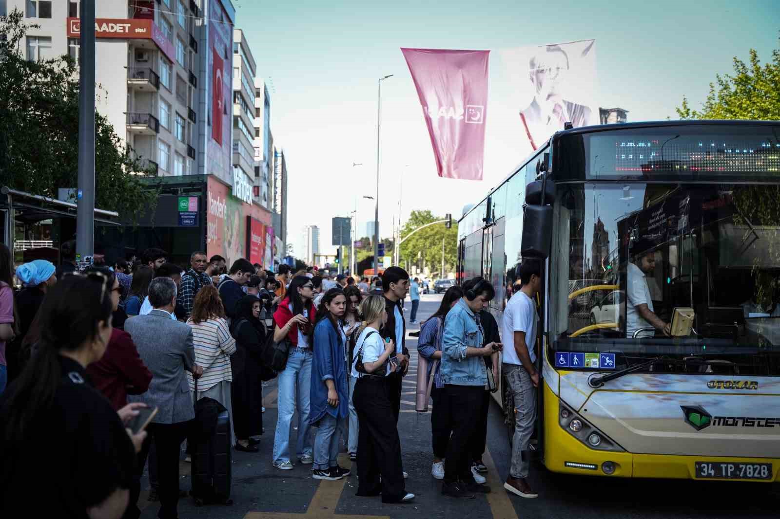 ozel-halk-otobuslerinin-kontak-kapatmasinin-ardindan-duraklarda-olusan-yogunluk-havadan-goruntulendi