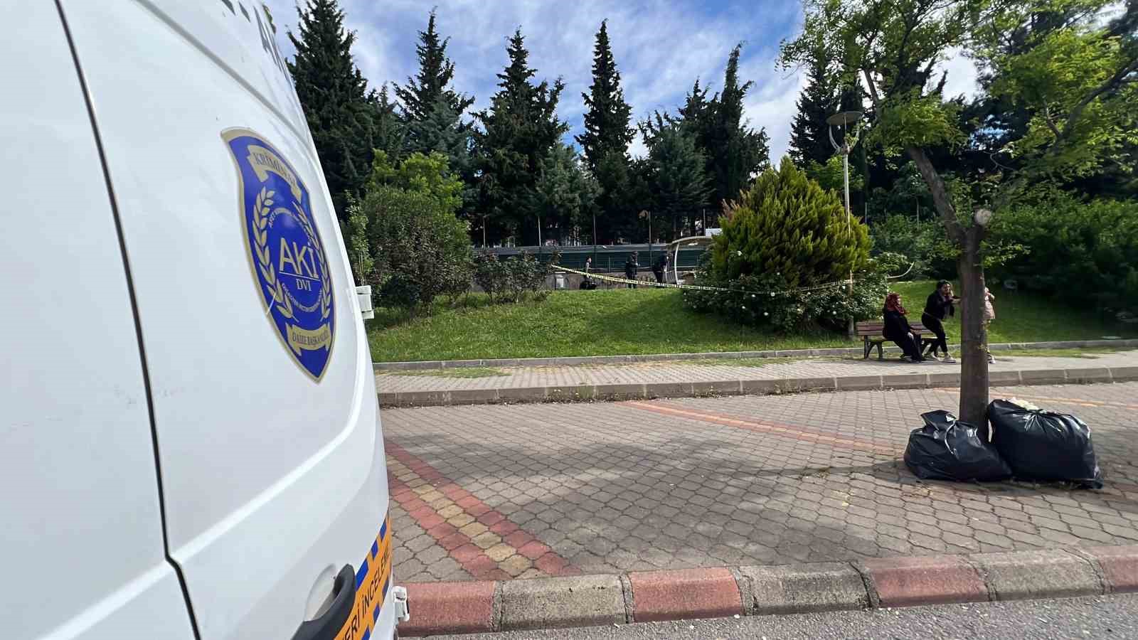 parkta-erkek-cesedi-bulundu