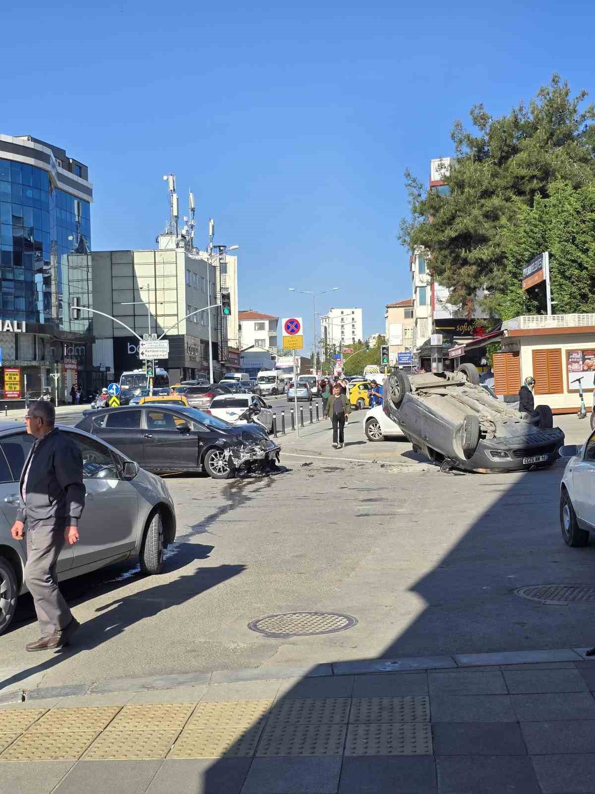 pendikte-kirmizi-isik-ihlali-kaza-getirdi-5-yarali