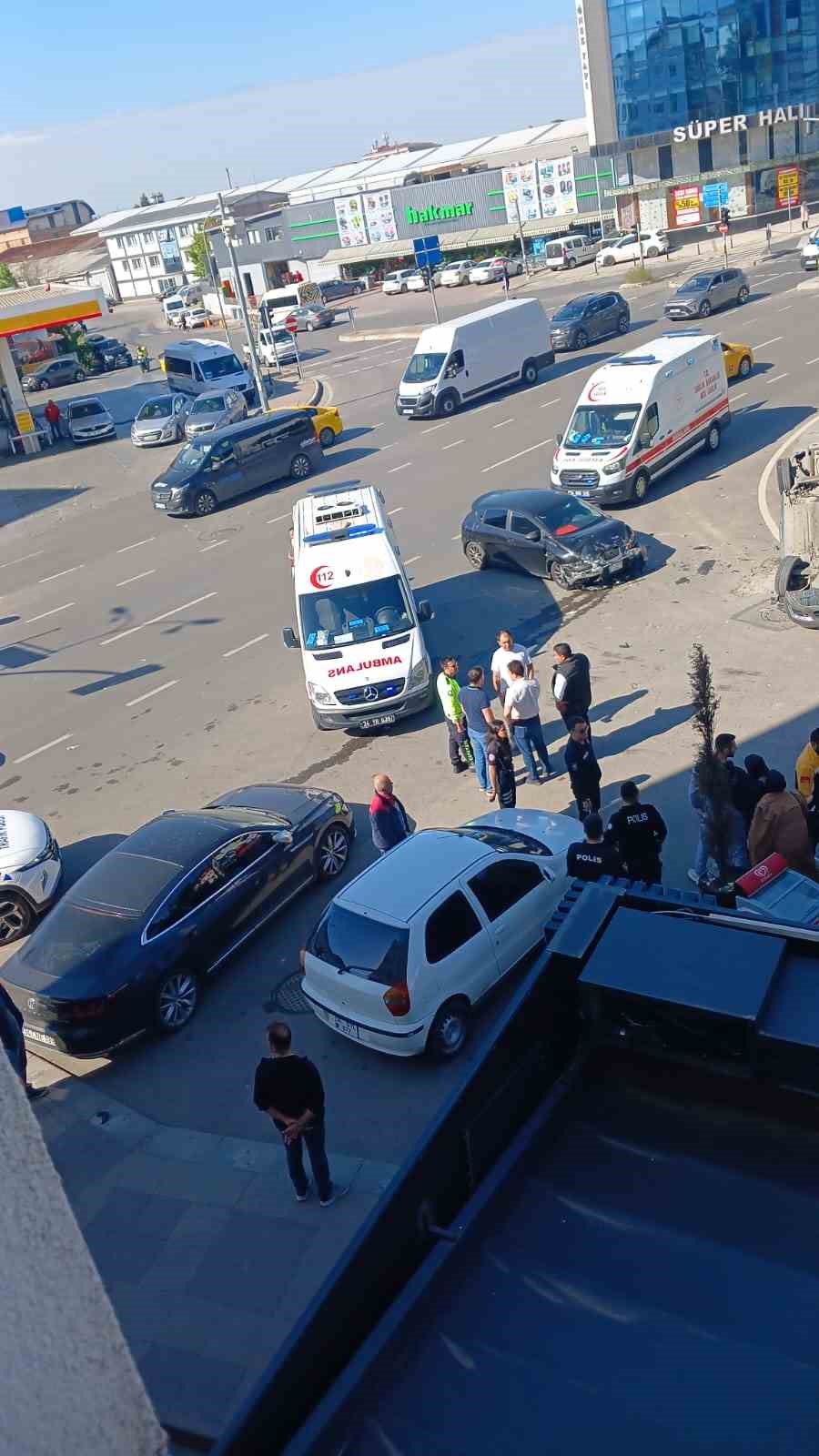 pendikte-kirmizi-isik-ihlali-kaza-getirdi-5-yarali
