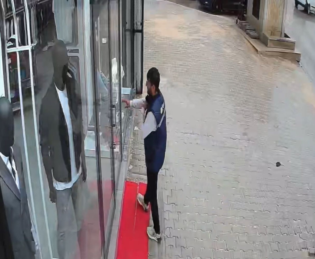 piskin-hirsizdan-13uncu-vurgun-eski-kiyafetlerini-birakti-yenilerini-giyip-gitti