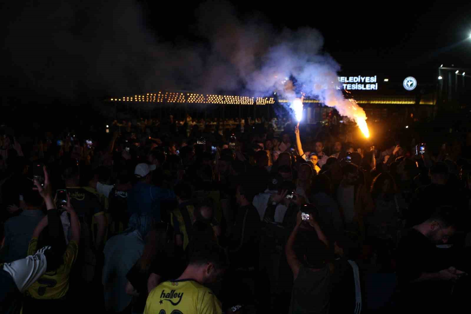 rizede-fenerbahcelilerden-sampiyonluk-kutlamasi