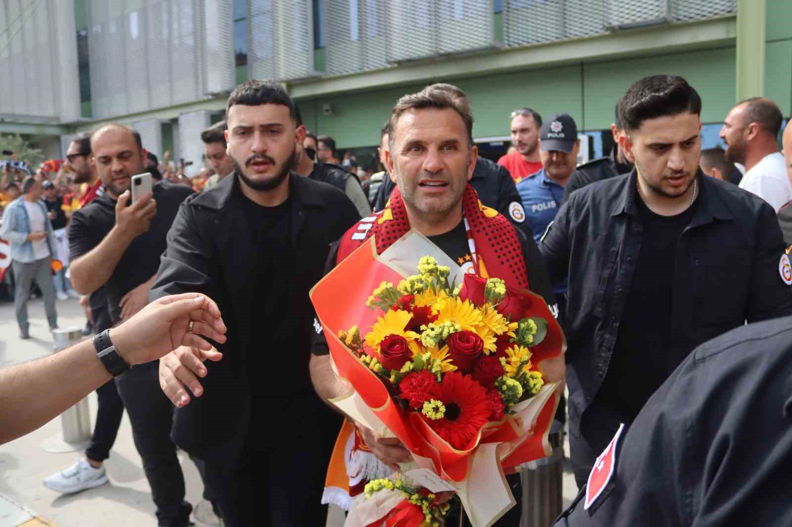 sampiyon-galatasaray-izmire-geldi