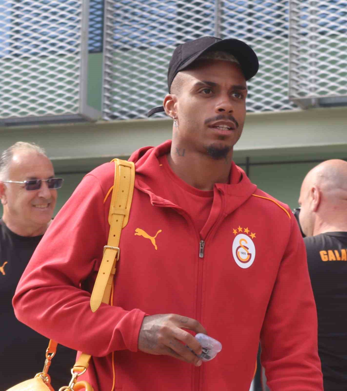 sampiyon-galatasaray-izmire-geldi