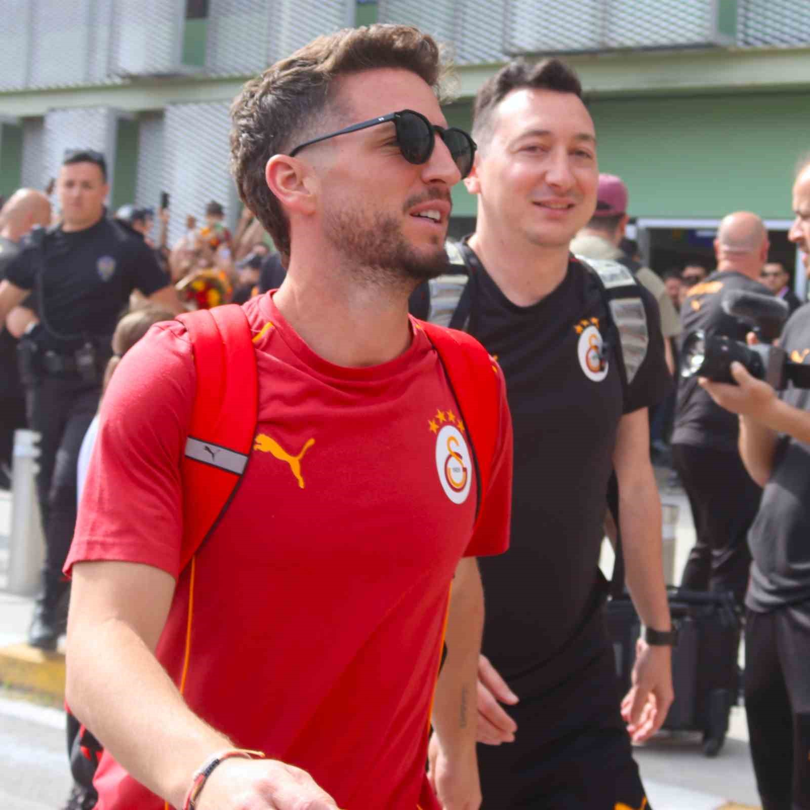 sampiyon-galatasaray-izmire-geldi