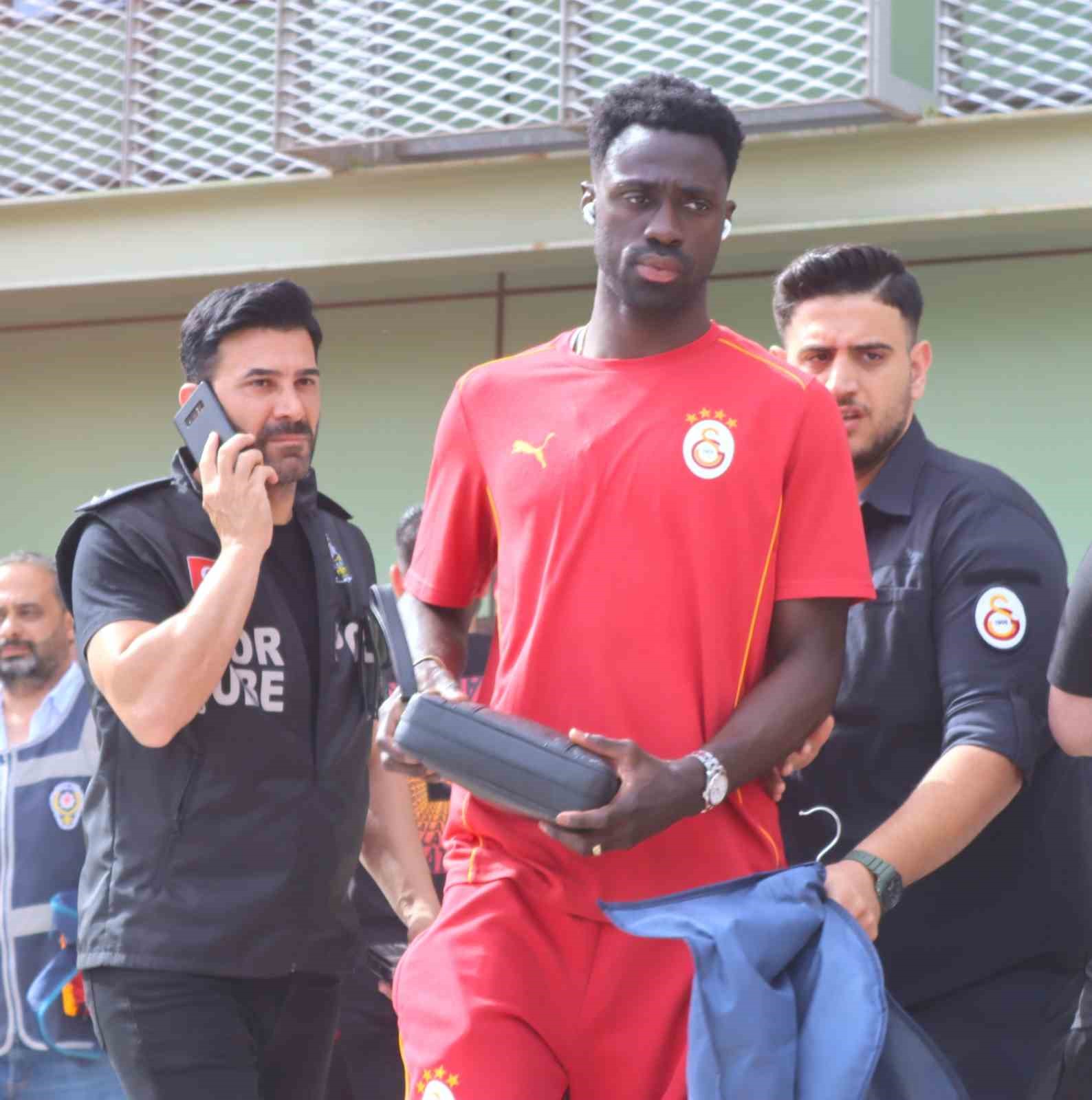 sampiyon-galatasaray-izmire-geldi