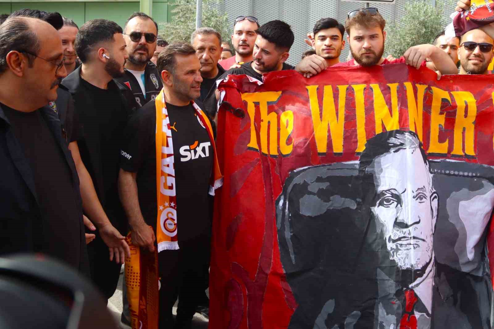sampiyon-galatasaray-izmire-geldi