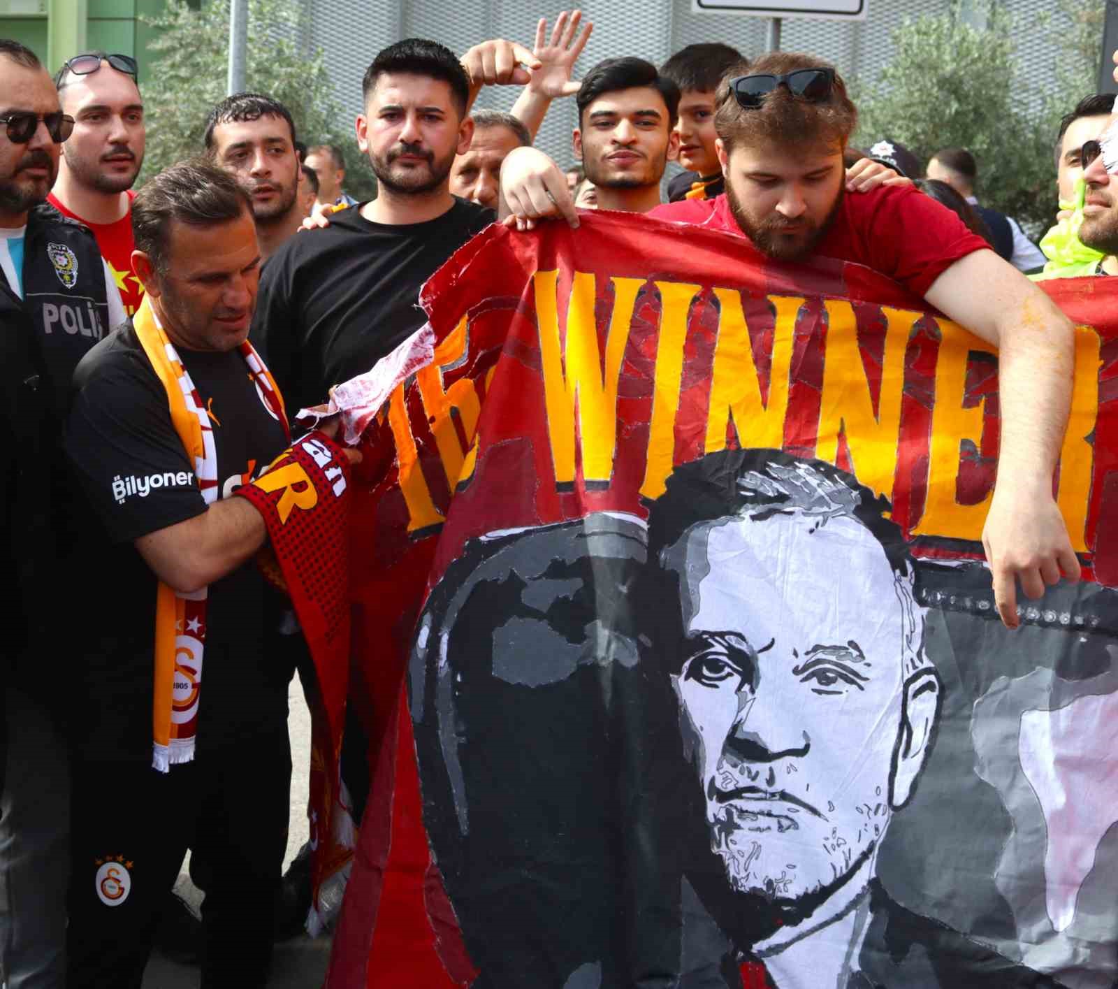 sampiyon-galatasaray-izmire-geldi