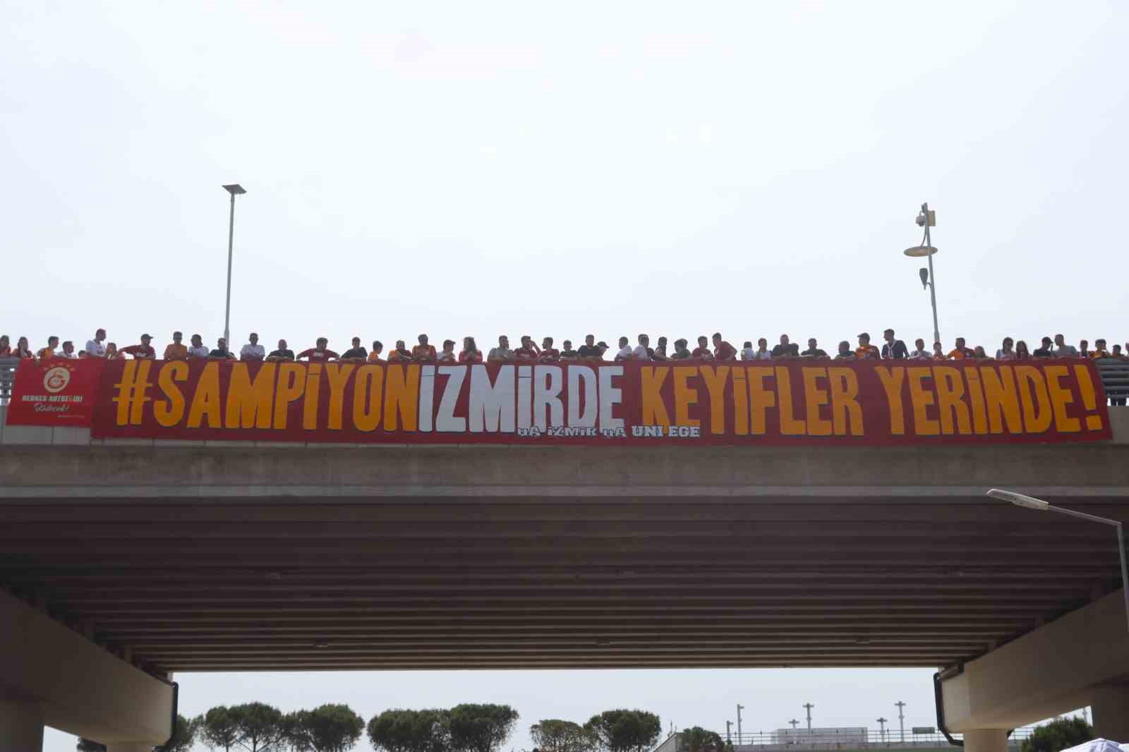 sampiyon-galatasaray-izmire-geldi