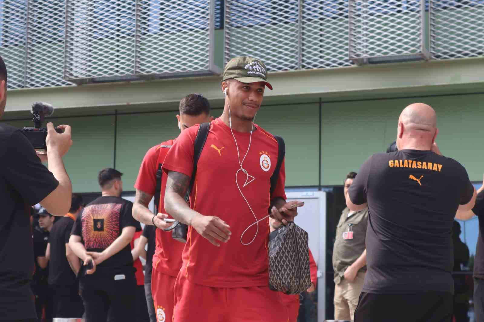 sampiyon-galatasaray-izmire-geldi