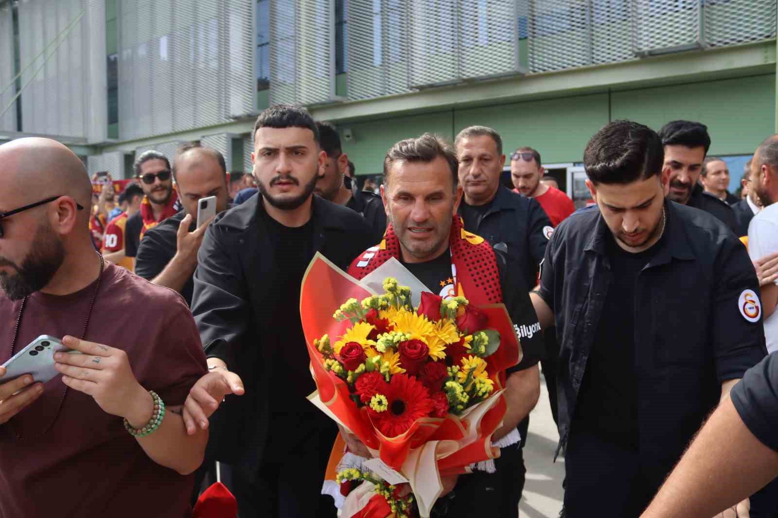 sampiyon-galatasaray-izmire-geldi