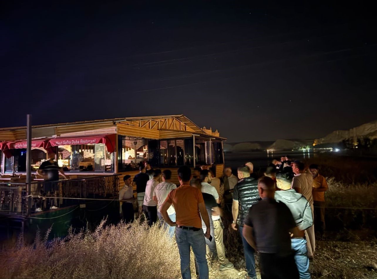 sanliurfada-halatlari-kopan-duba-restoran-musterilerle-birlikte-firat-nehrinde-suruklendi