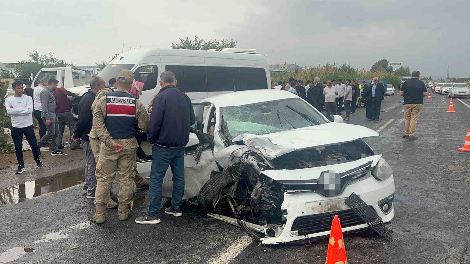 sanliurfada-minibus-ile-otomobil-carpisti-5-yarali