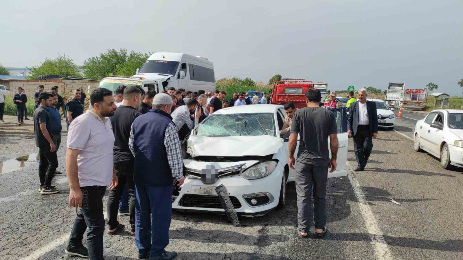 sanliurfada-minibus-ile-otomobil-carpisti-5-yarali