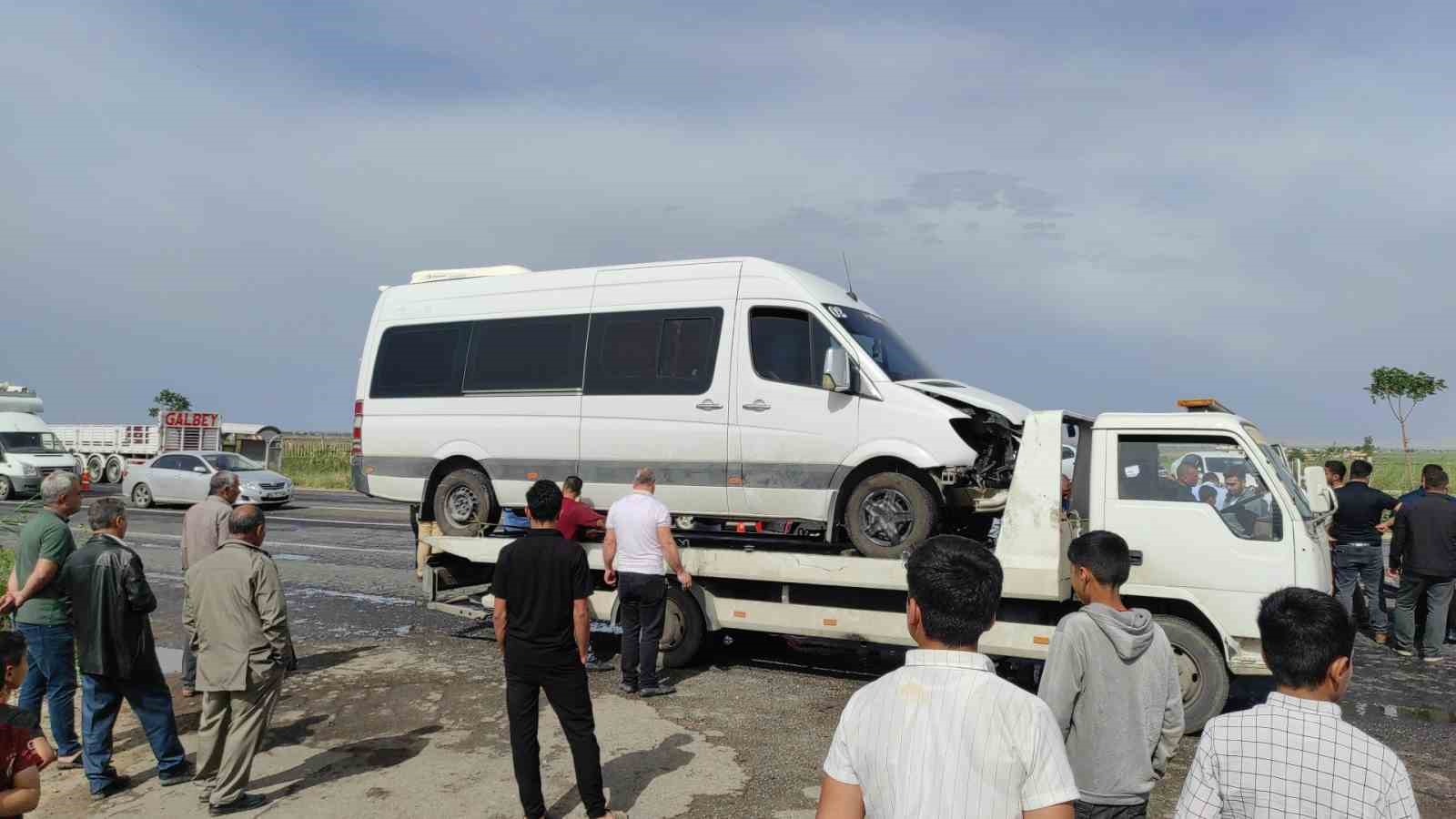 sanliurfada-minibus-ile-otomobil-carpisti-5-yarali