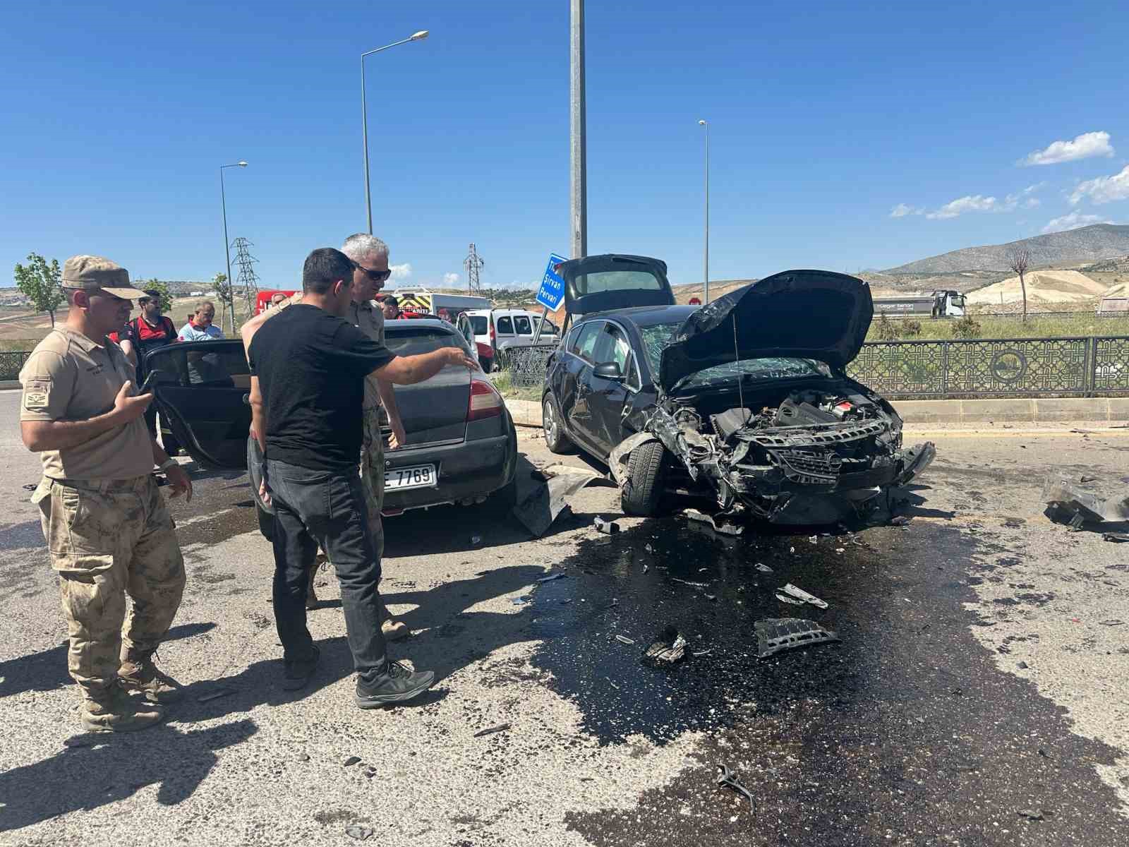siirtte-trafik-kazasi-1i-agir-4-yarali