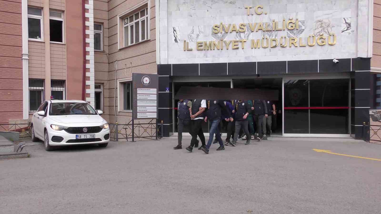 sivas-merkezli-4-ilde-yasa-disi-bahis-operasyonu-7-kisi-tutuklandi