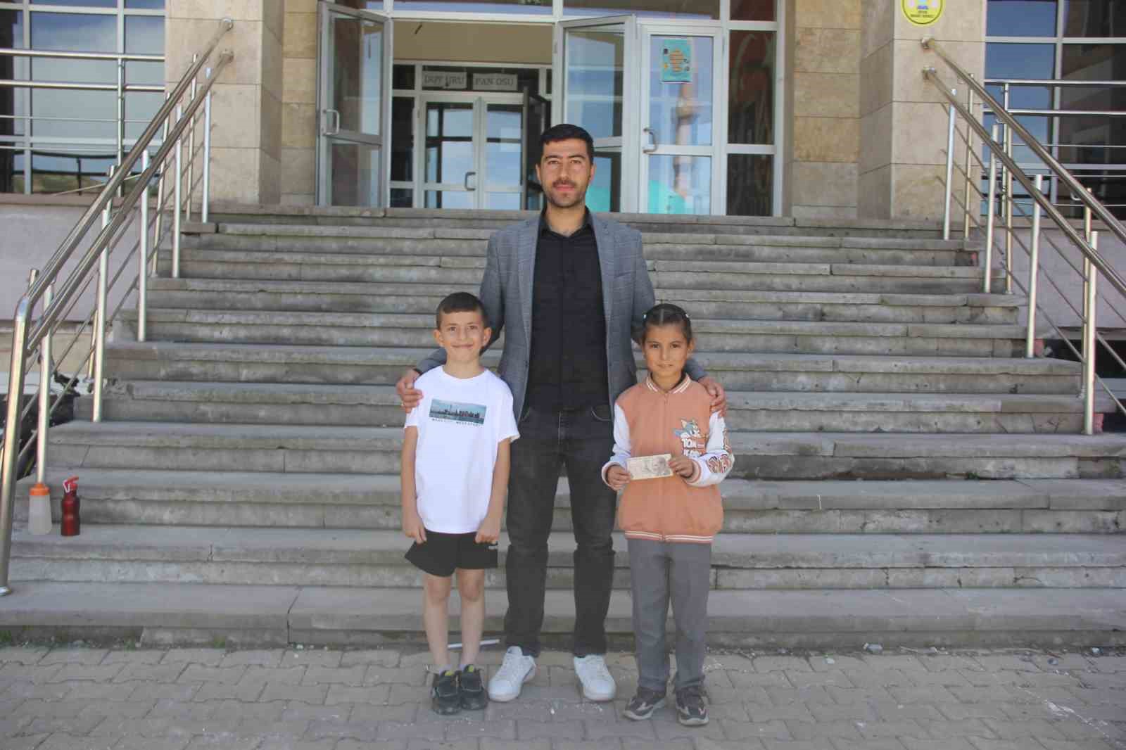 sivasli-minik-ogrenci-paranin-uzerindeki-yazinin-izini-surerek-sahibine-ulasti