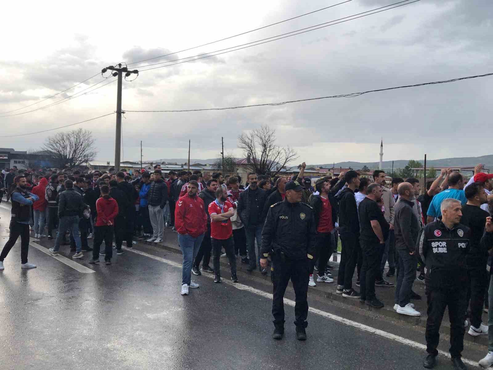 sivasspor-taraftarindan-tesislerin-onunde-protesto