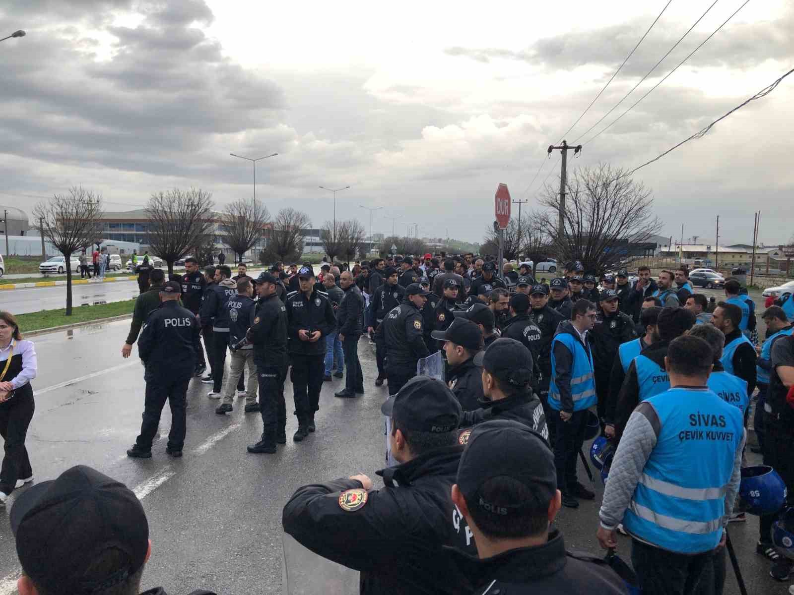 sivasspor-taraftarindan-tesislerin-onunde-protesto