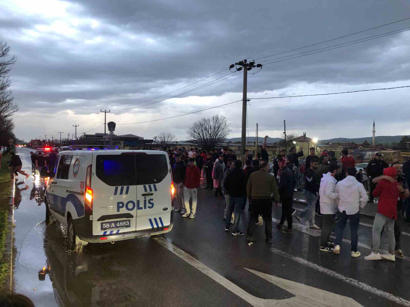 sivasspor-taraftarindan-tesislerin-onunde-protesto