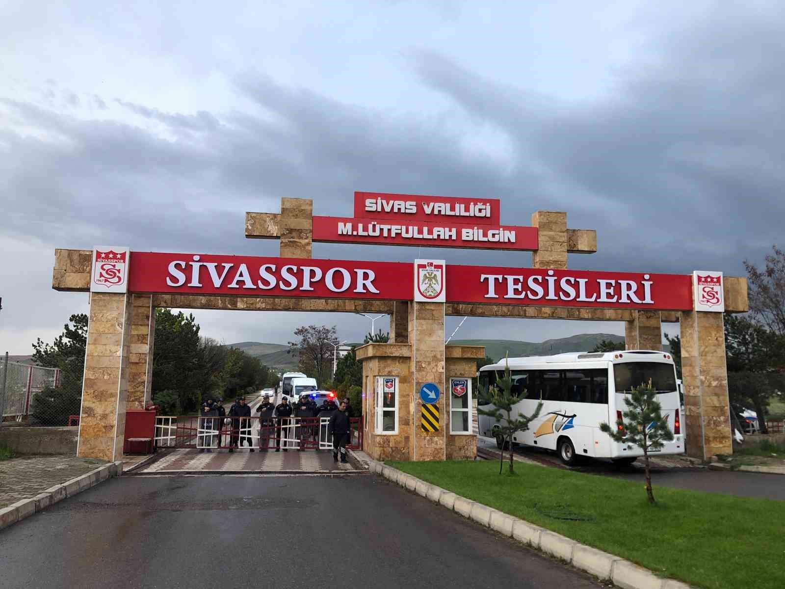 sivasspor-taraftarindan-tesislerin-onunde-protesto