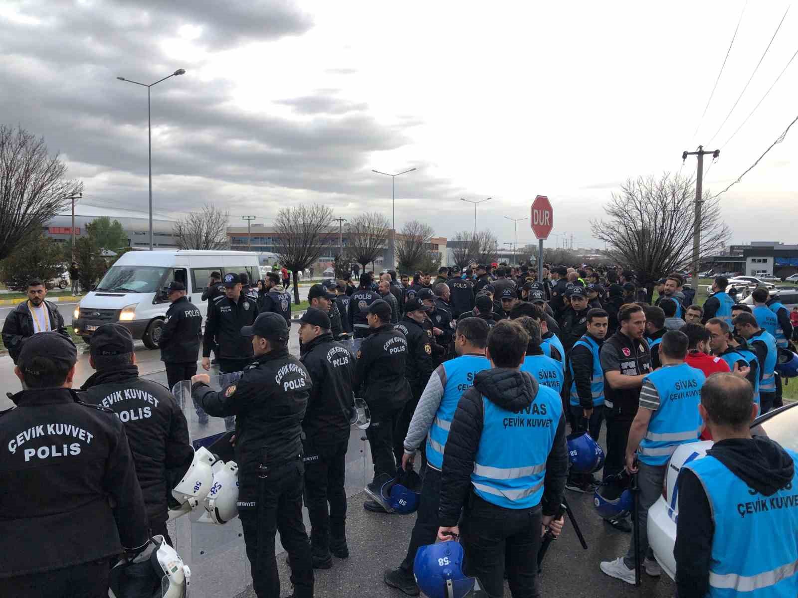sivasspor-taraftarindan-tesislerin-onunde-protesto