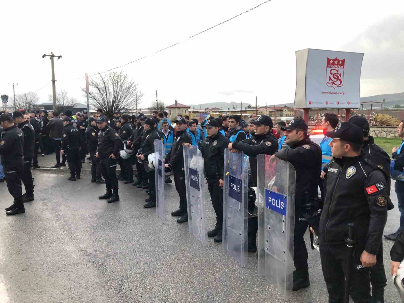 sivasspor-taraftarindan-tesislerin-onunde-protesto