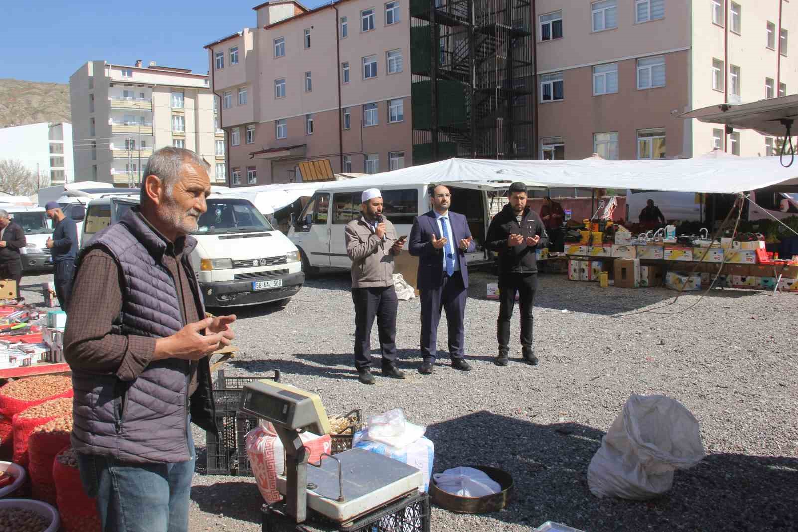 sivasta-semt-pazarinda-her-hafta-alis-veris-dualarla-basliyor