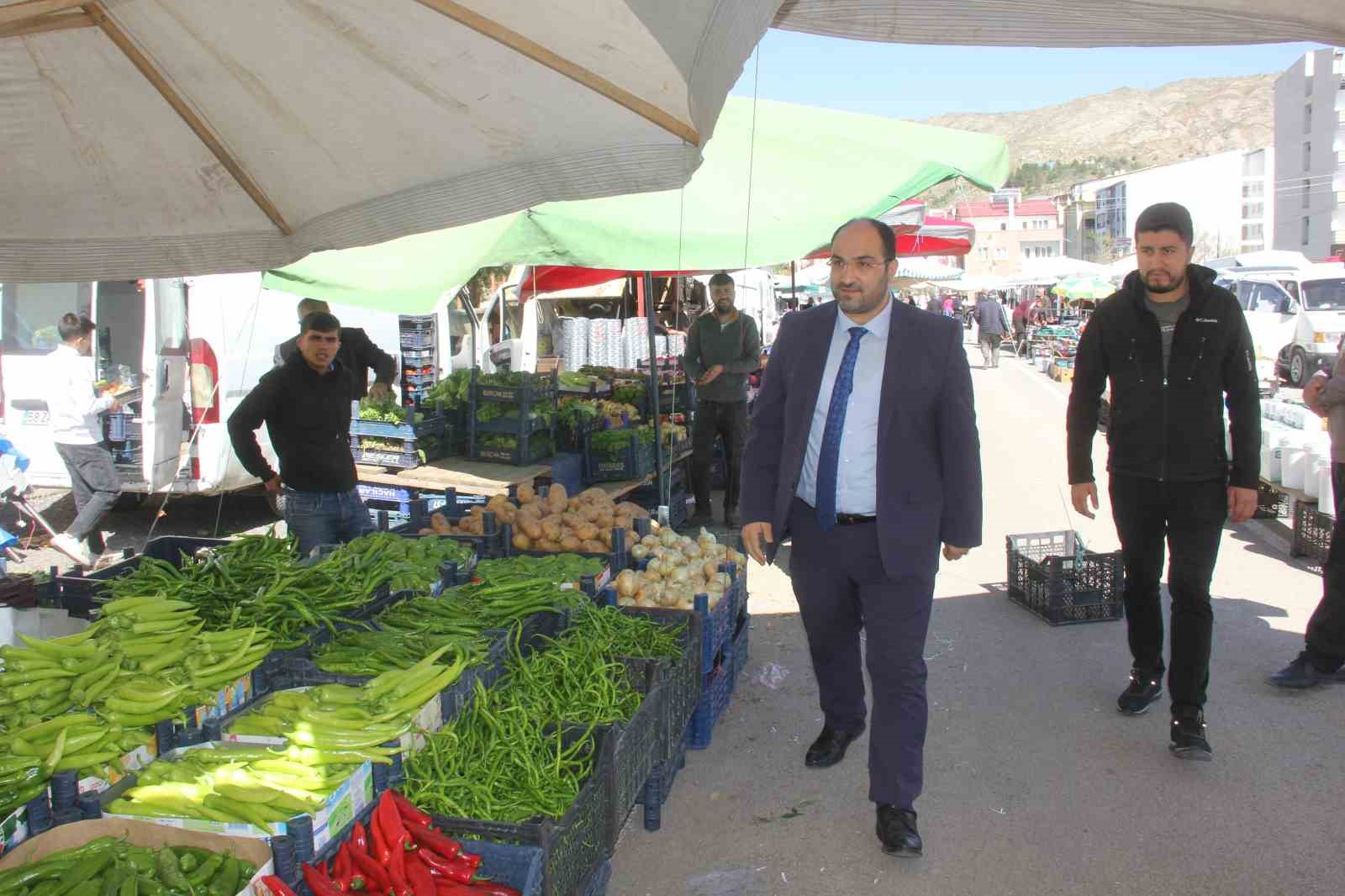 sivasta-semt-pazarinda-her-hafta-alis-veris-dualarla-basliyor