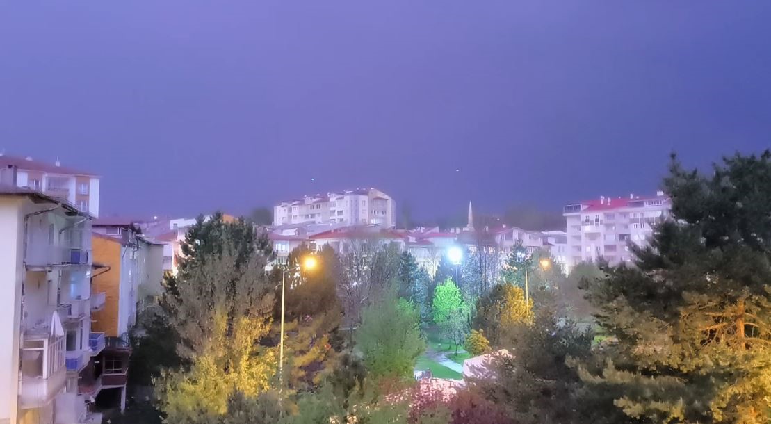sivasta-simsekler-geceyi-aydinlatti