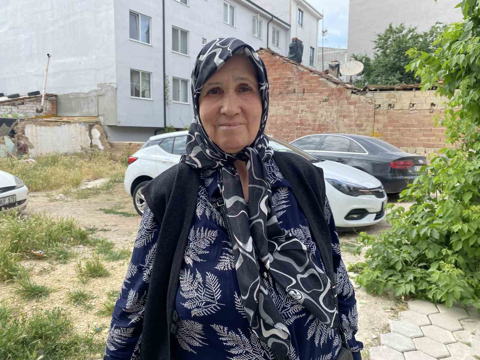 sokaktaki-kaldirim-taslarini-soktu-goruntuleri-yayilinca-geri-yerine-koydu