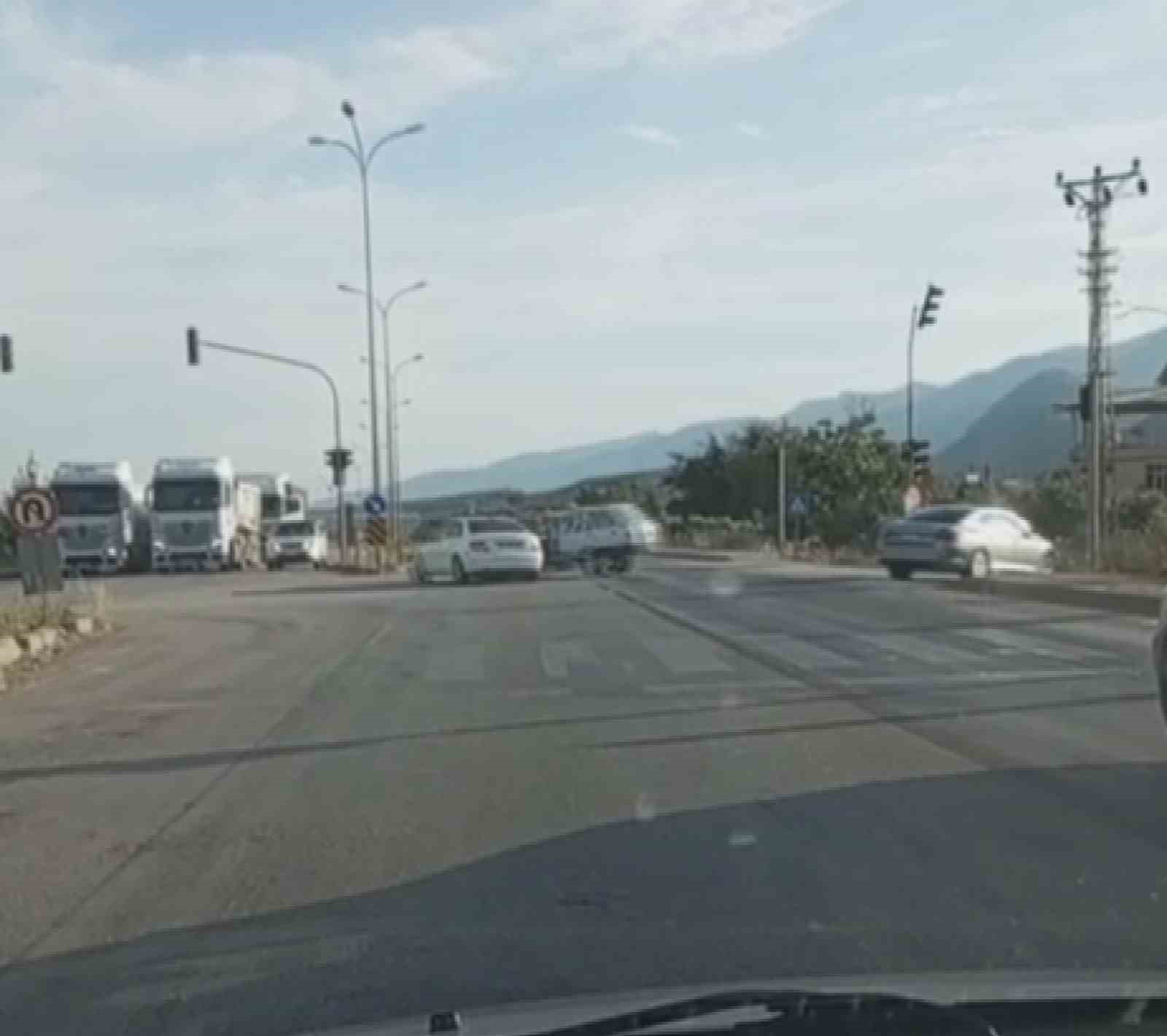 sosyal-medyaya-goruntu-cekmek-isterken-kirmizi-isikta-gecen-aracin-karistigi-yaralamali-kazayi-goruntuledi