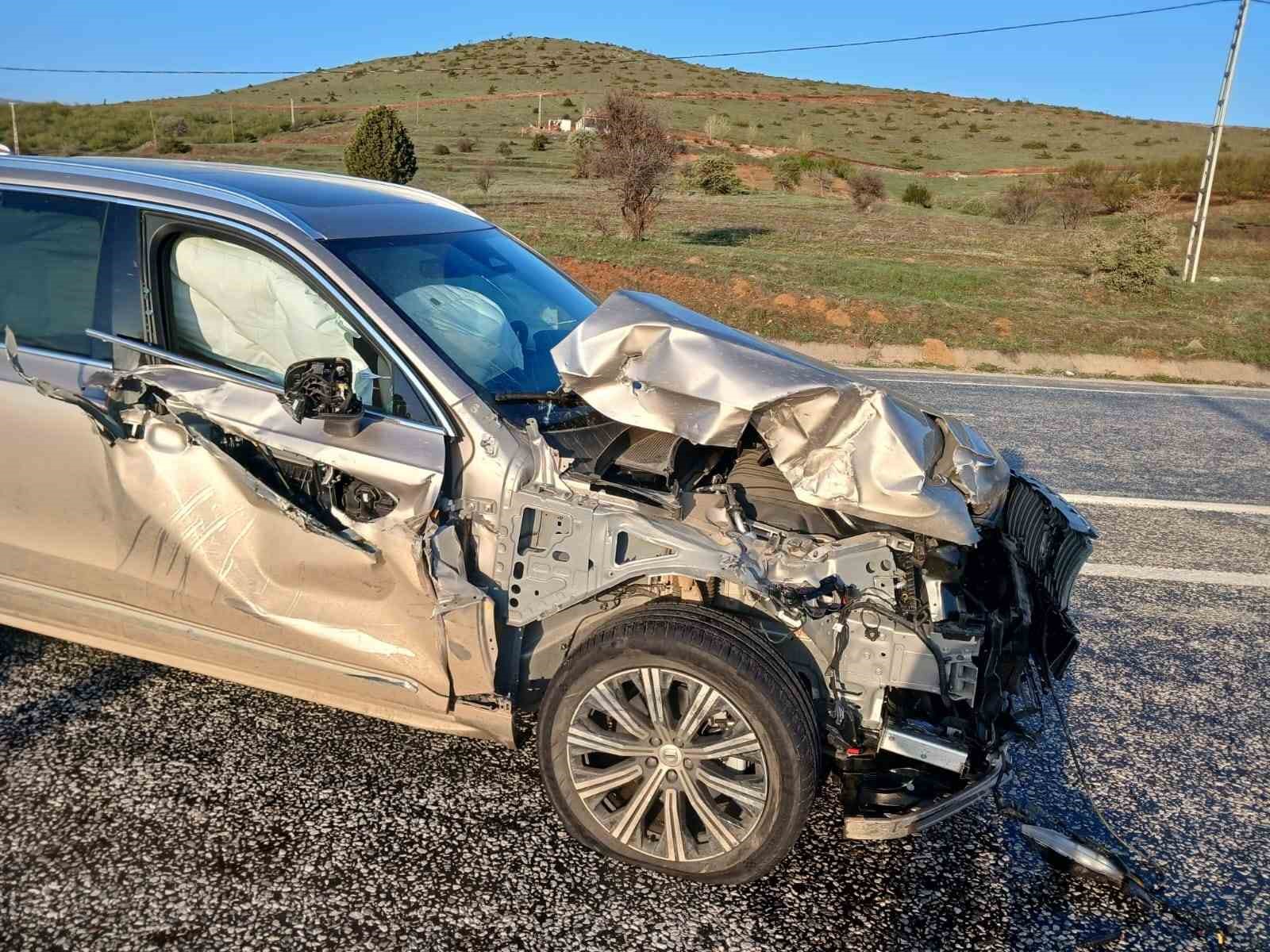 traktore-arkadan-carpan-otomobilde-surucu-yaralandi