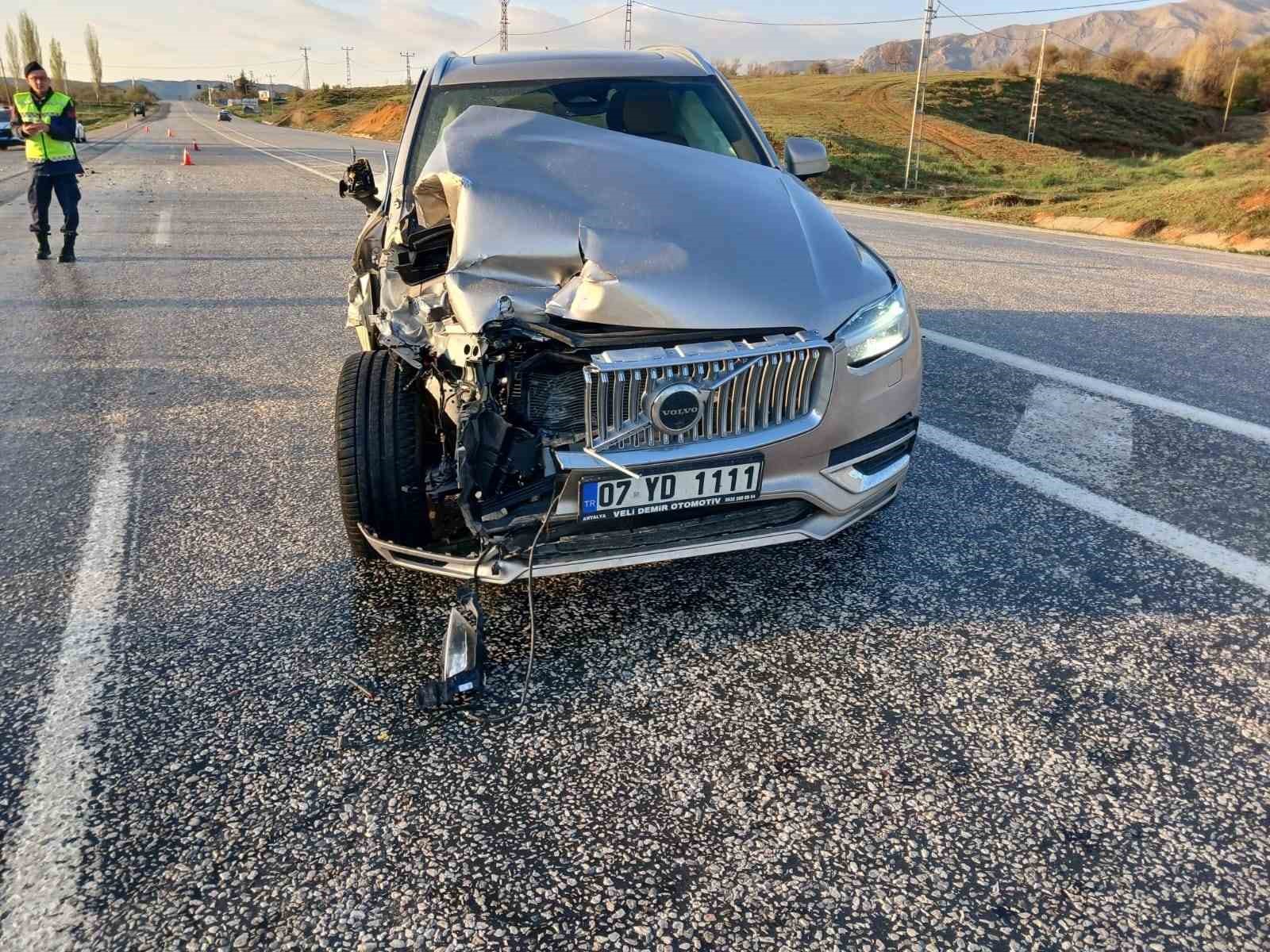 traktore-arkadan-carpan-otomobilde-surucu-yaralandi