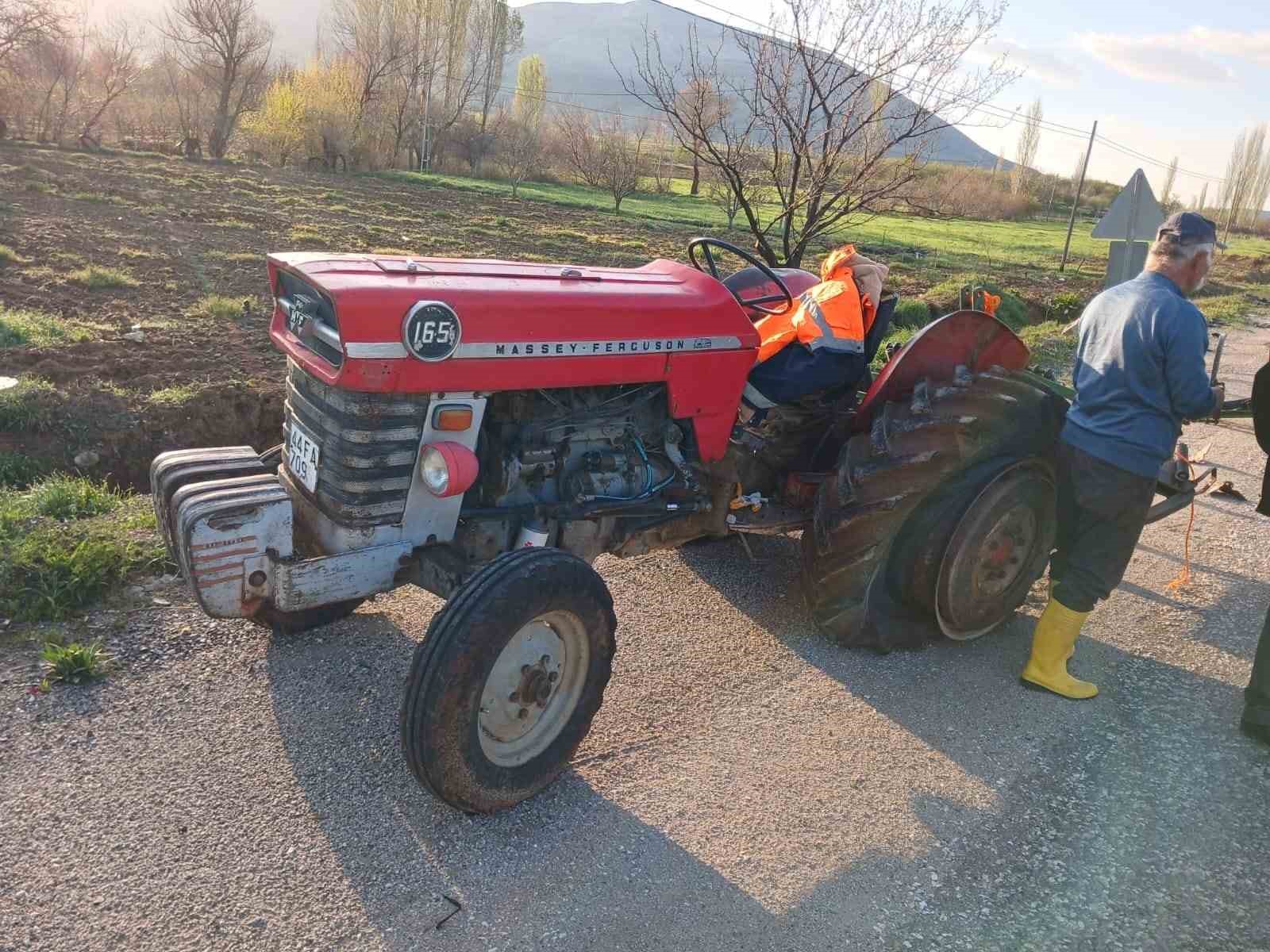 traktore-arkadan-carpan-otomobilde-surucu-yaralandi