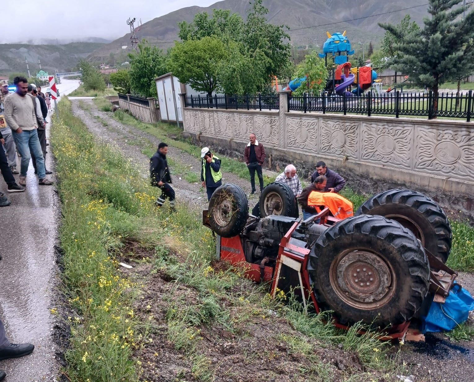 traktorun-altinda-kalan-surucu-oldu