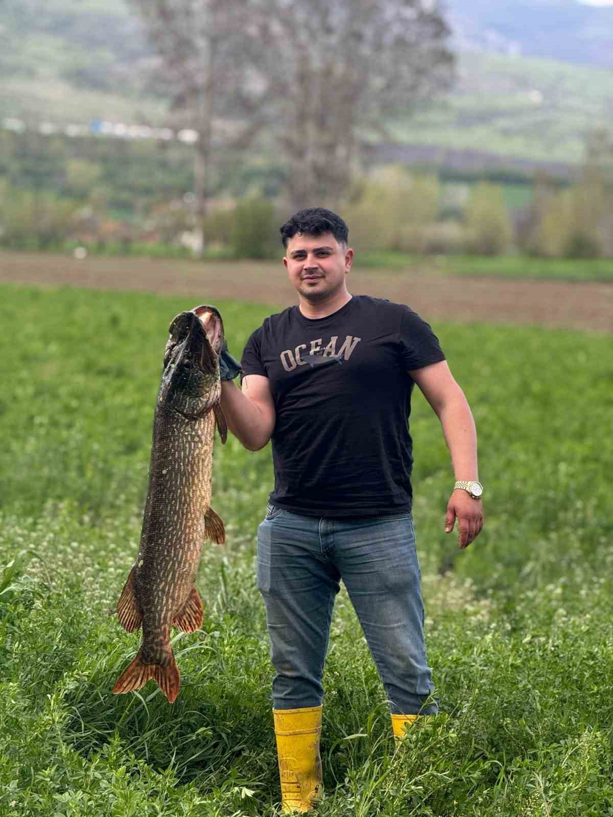 tuttugu-14-kiloluk-turnayi-bebek-gibi-kucaginda-salladi