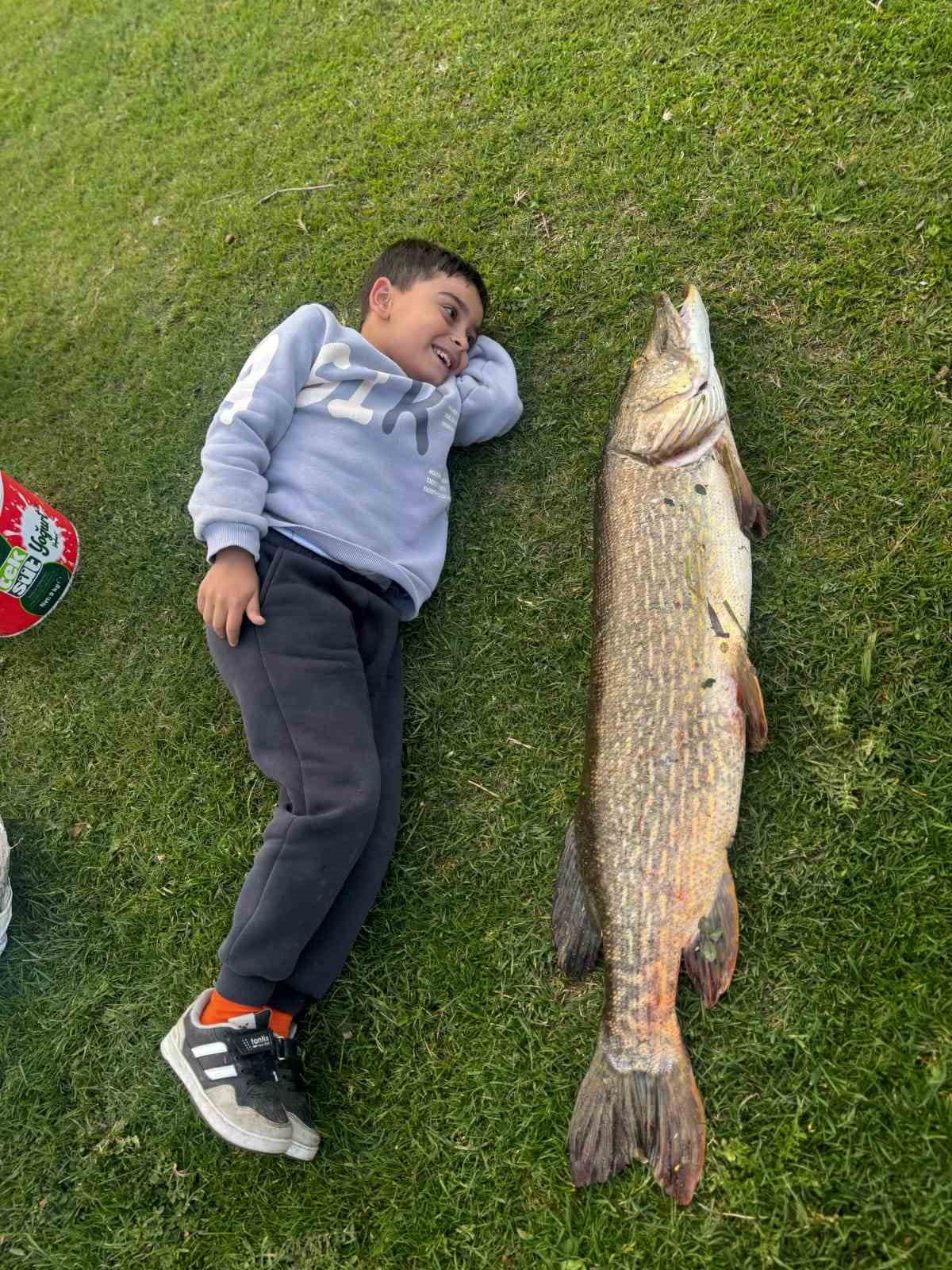 tuttugu-14-kiloluk-turnayi-bebek-gibi-kucaginda-salladi