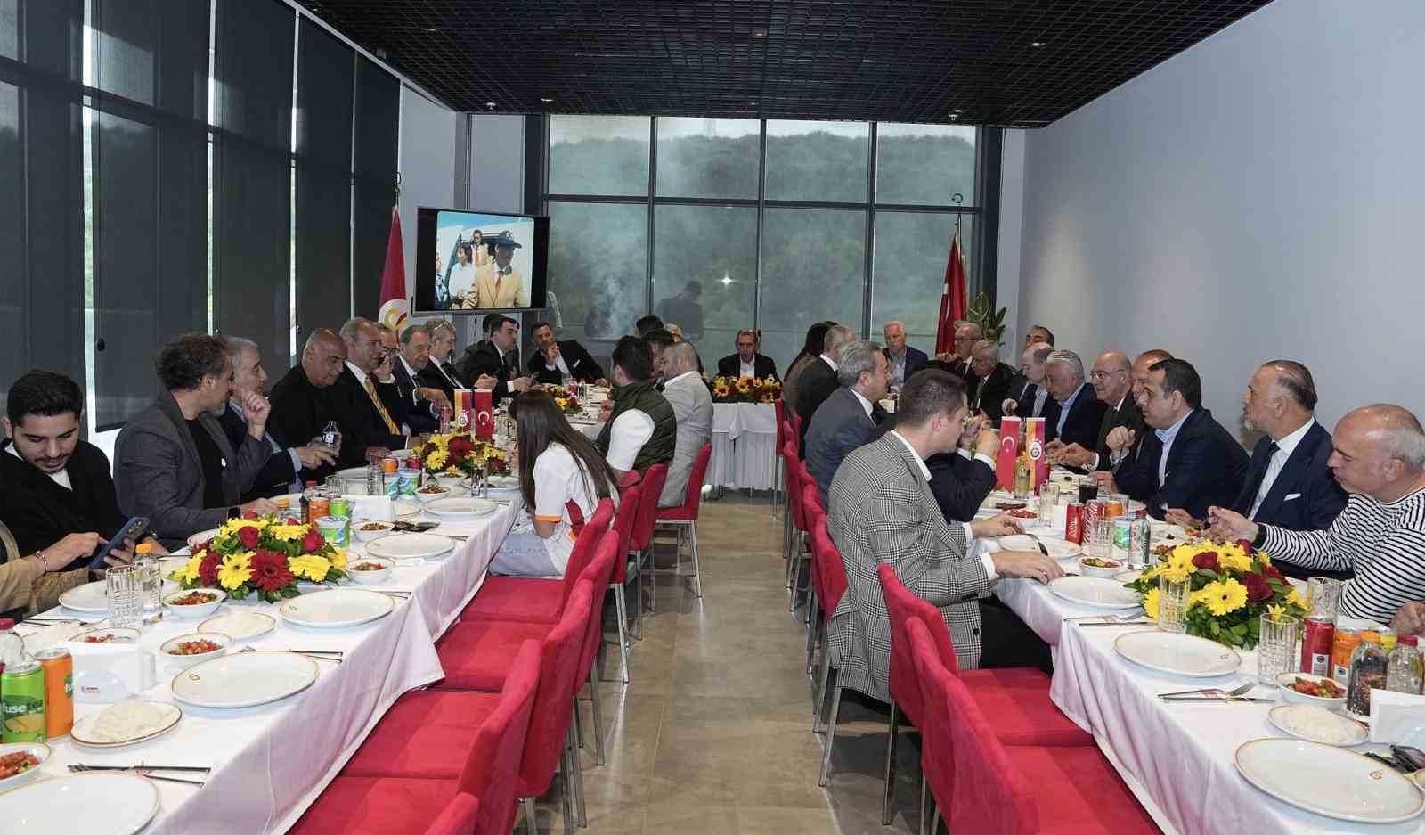 uefa-kupasi-zaferinin-efsaneleri-kemerburgaz-metin-oktay-tesislerinde-bulustu