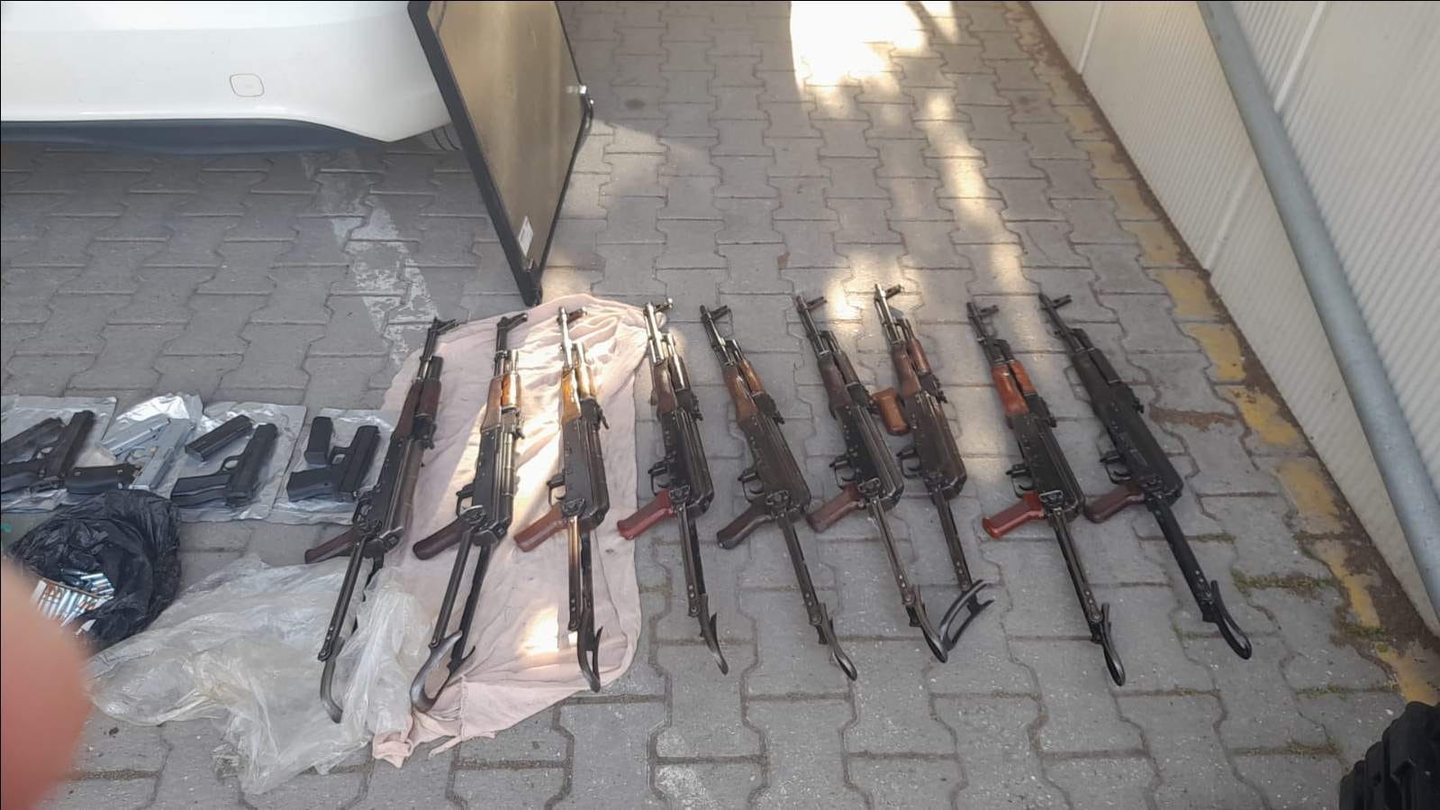 uyusturucu-sandilar-silah-deposu-cikti-otomobili-kullanan-sofor-polisti